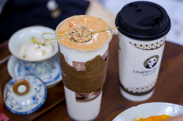 云谷策略 茶百道宽窄巷子旗舰店开业火爆，“日茶夜酒”模式吸引游客打卡