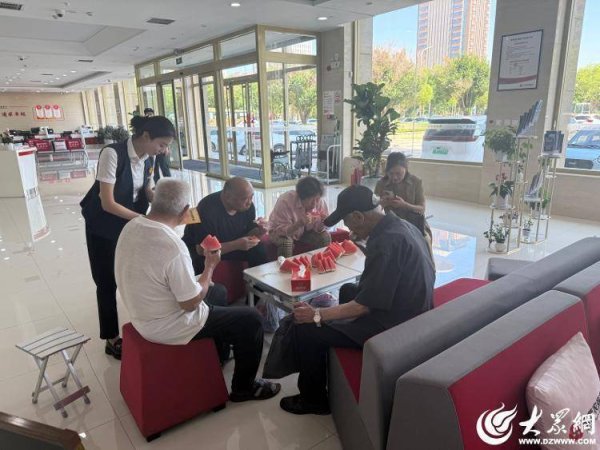 融可赢配资 东营农商银行营业部：夏日送清凉 农商暖人心